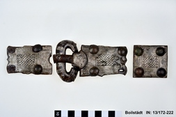 Gürtelschnalle mit Silbertauschierungen Grab 131