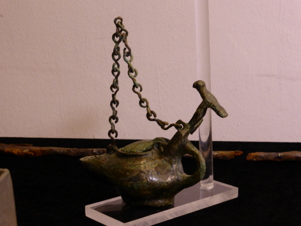 llampe mit Kreuz und Vogel aus Bronze Grab 96